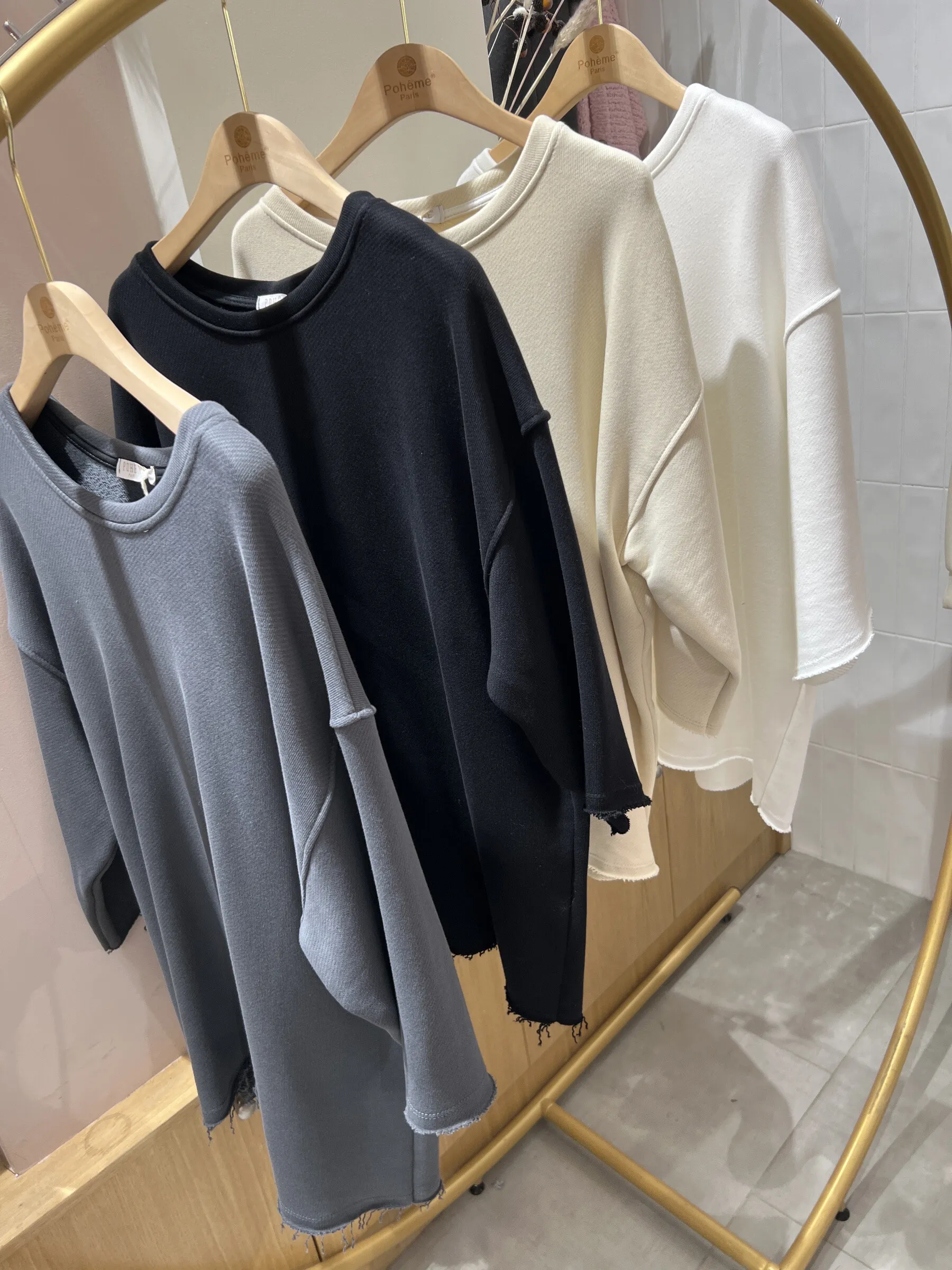 Evelyn Tunika-Sweatshirt mit Rundhalsausschnitt und Fransen