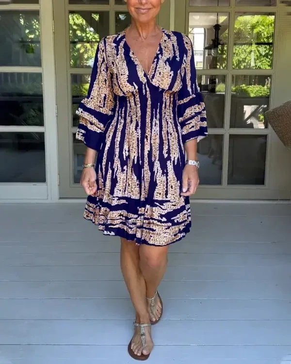 Kleid mit V-Ausschnitt und Dreiviertelärmeln