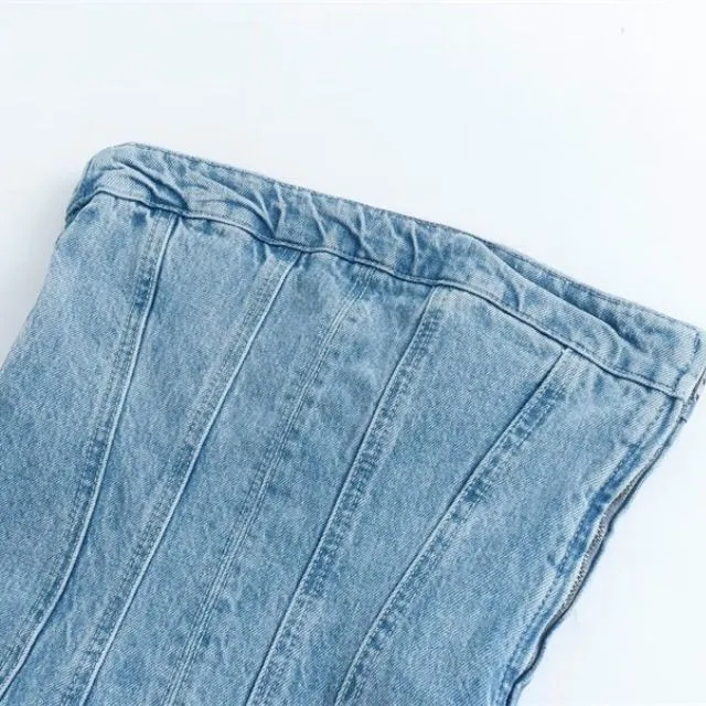 Trägerloses Jeans-Minikleid mit ausgefranstem Saum