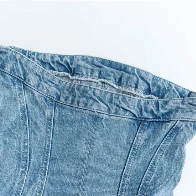 Trägerloses Jeans-Minikleid mit ausgefranstem Saum